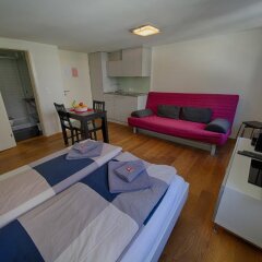 Отель HITrental Schmidgasse - Apartments Швейцария, Цюрих - отзывы, цены и фото номеров - забронировать отель HITrental Schmidgasse - Apartments онлайн комната для гостей фото 4