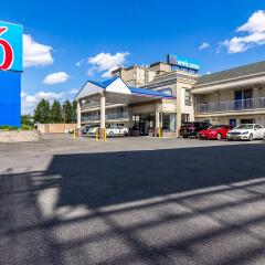 Отель Motel 6 Elizabeth - Newark Liberty Intl Airport США, Элизабет - отзывы, цены и фото номеров - забронировать отель Motel 6 Elizabeth - Newark Liberty Intl Airport онлайн парковка