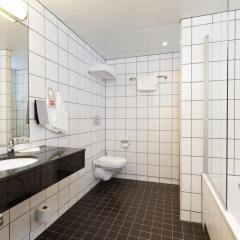 Отель Thon Hotel Kirkenes Норвегия, Киркенес - 1 отзыв об отеле, цены и фото номеров - забронировать отель Thon Hotel Kirkenes онлайн ванная