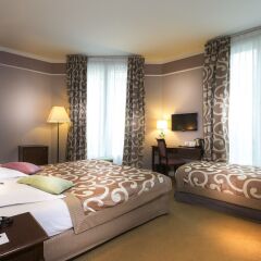 Отель Hôtel Du Bois Champs-Elysées сейф в номере