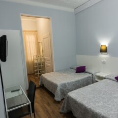 Отель Hostal Lesseps Барселона комната для гостей фото 9