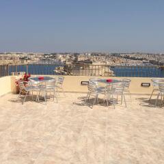 Grand Harbour Hotel пляж