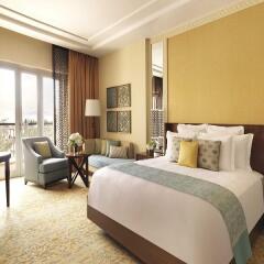 Отель The Ritz-Carlton, Dubai Стандартный номер с различными типами кроватей фото 8