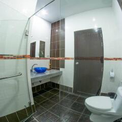 Отель Tanote Villa Hill Таиланд, Остров Тау - отзывы, цены и фото номеров - забронировать отель Tanote Villa Hill онлайн ванная