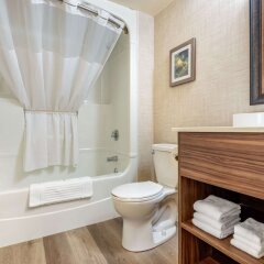 Отель Quality Suites Whitby Канада, Уитби - отзывы, цены и фото номеров - забронировать отель Quality Suites Whitby онлайн ванная