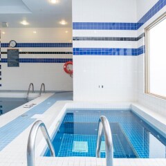Отель Sandman Hotel Calgary Airport Канада, Калгари - отзывы, цены и фото номеров - забронировать отель Sandman Hotel Calgary Airport онлайн бассейн фото 2