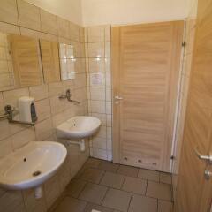 Отель Cinnamon Hostel Польша, Вроцлав - отзывы, цены и фото номеров - забронировать отель Cinnamon Hostel онлайн ванная