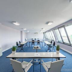 Отель Holiday Inn Express Lisbon Airport в номере