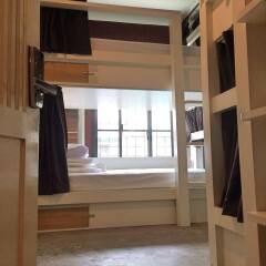 Yoo Yen Pen Sook Hostel сейф в номере