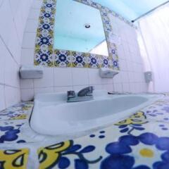 Отель Tres Mundos Hostel Мексика, Плая-дель-Кармен - отзывы, цены и фото номеров - забронировать отель Tres Mundos Hostel онлайн ванная