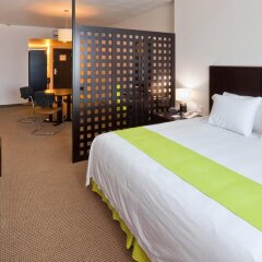 Отель Holiday Inn Express Guadalajara Iteso комната для гостей фото 4
