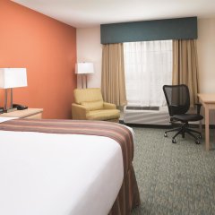 La Quinta Inn & Suites by Wyndham Grand Forks in Grand Forks, United States of America from 128$, photos, reviews - zenhotels.com guestroom