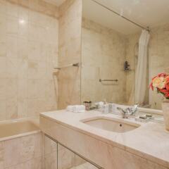 Отель Foch - Champs Elysées, 60m2 Suites in Paris ванная