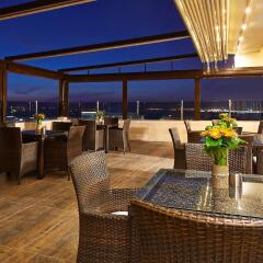 Doubletree By Hilton Hotel Izmir - Alsancak гостиничный бар