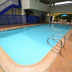 Отель Quality Inn & Suites Los Angeles Airport - LAX бассейн фото 3