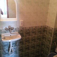 Отель Guest House Kostadinovi Болгария, Равда - отзывы, цены и фото номеров - забронировать отель Guest House Kostadinovi онлайн ванная