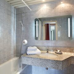Отель The Originals Hotels Paris Paix République ванная фото 2