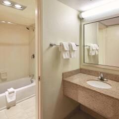 Отель La Quinta Inn & Suites by Wyndham San Diego SeaWorld/Zoo США, Сан-Диего - отзывы, цены и фото номеров - забронировать отель La Quinta Inn & Suites by Wyndham San Diego SeaWorld/Zoo онлайн ванная