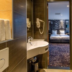 Отель XO Hotels Infinity Нидерланды, Амстердам - 14 отзывов об отеле, цены и фото номеров - забронировать отель XO Hotels Infinity онлайн ванная фото 2