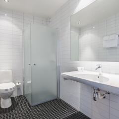 Отель First Hotel Atlantica Норвегия, Олесунн - 1 отзыв об отеле, цены и фото номеров - забронировать отель First Hotel Atlantica онлайн ванная фото 2