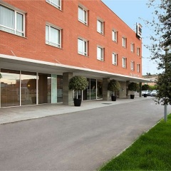 Отель NH Sant Boi парковка
