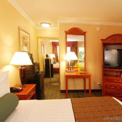 Отель Best Western Hollywood Plaza Inn США, Лос-Анджелес - отзывы, цены и фото номеров - забронировать отель Best Western Hollywood Plaza Inn онлайн комната для гостей фото 4