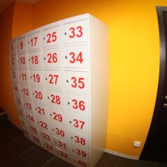 Cozy People Hostel сейф в номере