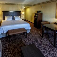 Отель Hampton Inn & Suites Staten Island США, Нью-Йорк - отзывы, цены и фото номеров - забронировать отель Hampton Inn & Suites Staten Island онлайн комната для гостей фото 3