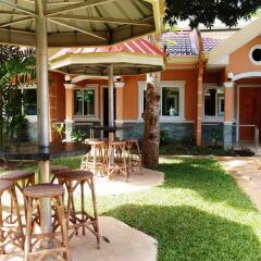 Отель Cambriza Suites