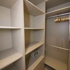 Апартаменты Designer Apartment in one of Lisbon's Trendiest Quarters сейф в номере