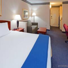 Holiday Inn Express Hotel & Suites Reading комната для гостей фото 5