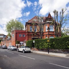 Отель Luxurious Hampstead Home with Gorgeous Garden парковка