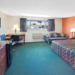 Отель Days Inn Elk Grove Village Chicago OHare Airport West комната для гостей
