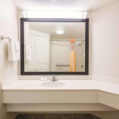 La Quinta Inn & Suites by Wyndham Univ Area Chapel Hill in Durham, United States of America from 114$, photos, reviews - zenhotels.com bathroom