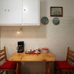 Отель Comfy & Tasteful Central Apt • 1' to Metro Station в номере фото 2