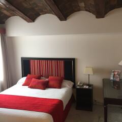 Ad Hoc Monumental Hotel сейф в номере