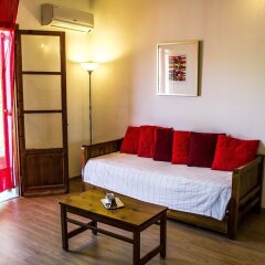 Folies Corfu Hotel Apartments комната для гостей