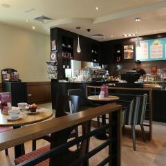 Отель Premier Inn Dubai Investment Park гостиничный бар