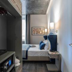Отель Colonna Suite Del Corso сейф в номере