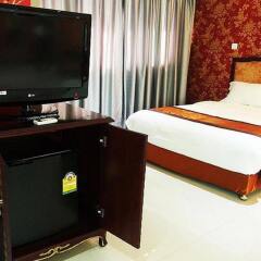 Отель The Privi Suites сейф в номере