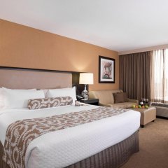 Отель Crowne Plaza Hotel Greenville-I-385-Roper Mtn Rd, an IHG Hotel США, Гринвилл - отзывы, цены и фото номеров - забронировать отель Crowne Plaza Hotel Greenville-I-385-Roper Mtn Rd, an IHG Hotel онлайн комната для гостей фото 2