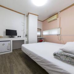 Отель Sinseoldong Station Residence комната для гостей фото 4