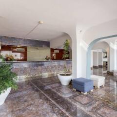 Апартаменты Oura View Beach Club Apartments гостиничный бар