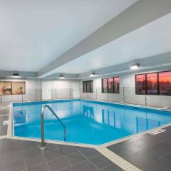 Отель Hawthorn Suites by Wyndham Columbus West бассейн