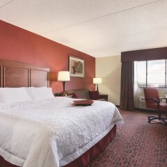 Отель Hampton Inn Frederick комната для гостей фото 3