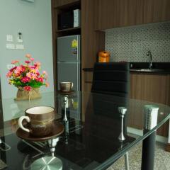 Апартаменты Modernbright Service Apartment Бангламунг в номере фото 2