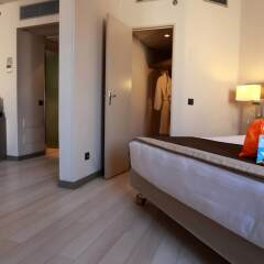 AC Hotel by Marriott Nice сейф в номере