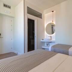 Отель Hostal Helena сейф в номере