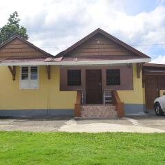 Отель Little Shaw Park Guest House парковка
