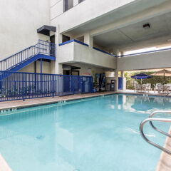 Отель Quality Inn & Suites Los Angeles Airport - LAX бассейн
